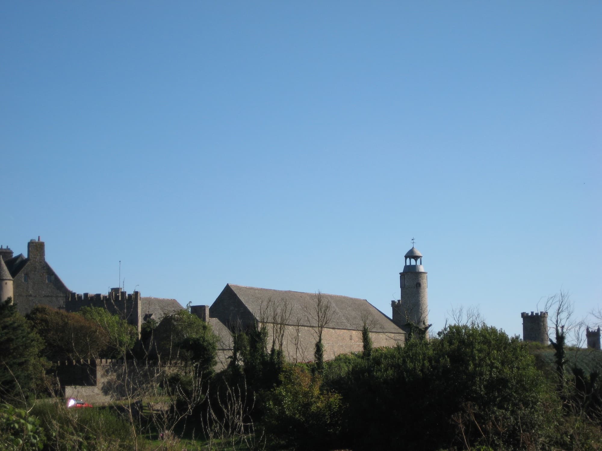 Het kasteelcomplex van Le Rozel in Normandië onder een strakblauwe lucht