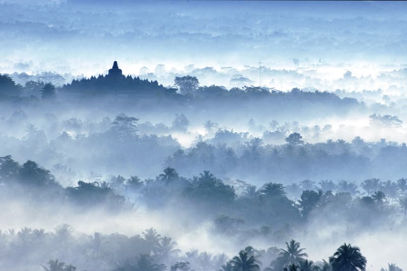 Zonsopgang boven de tempel van Borobudur